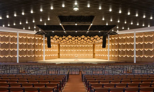 Ravinia's new pavilion walls weigh 7.5 tons and move