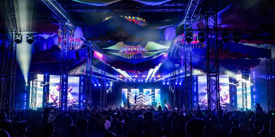 Phase 3 AV — 50 Ayrton Rawbeam 350 at Veld